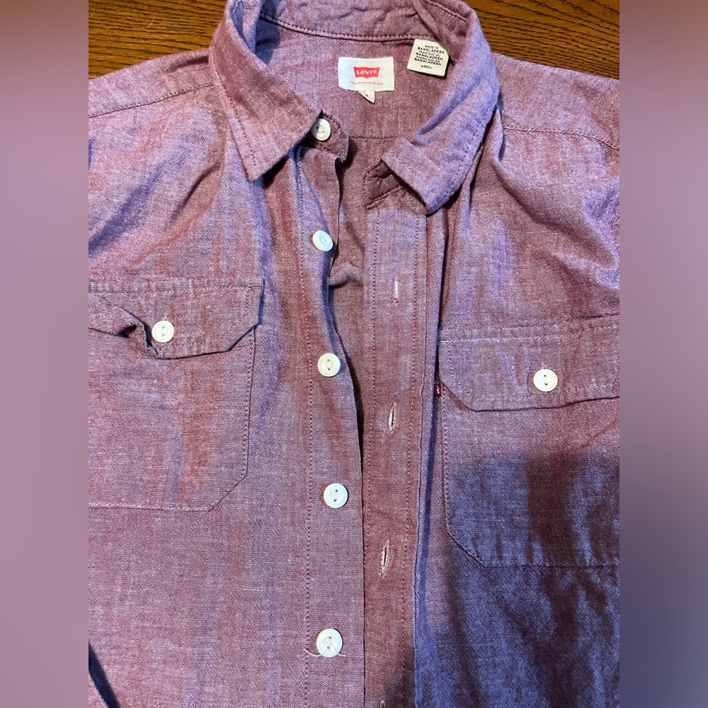LEVI’S - men’s 100% cotton button up.